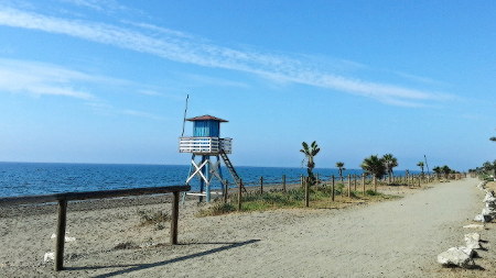 La playa de la localidad de Los Rubios con la torre de monitor de natación