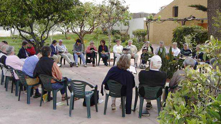 Grupo en el jardin charlando en un seminario